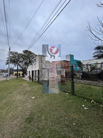 Casa de dos dormitorios en esquina, factibilidad de PERMUTA.