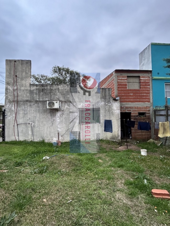 Casa de dos dormitorios en esquina, factibilidad de PERMUTA.