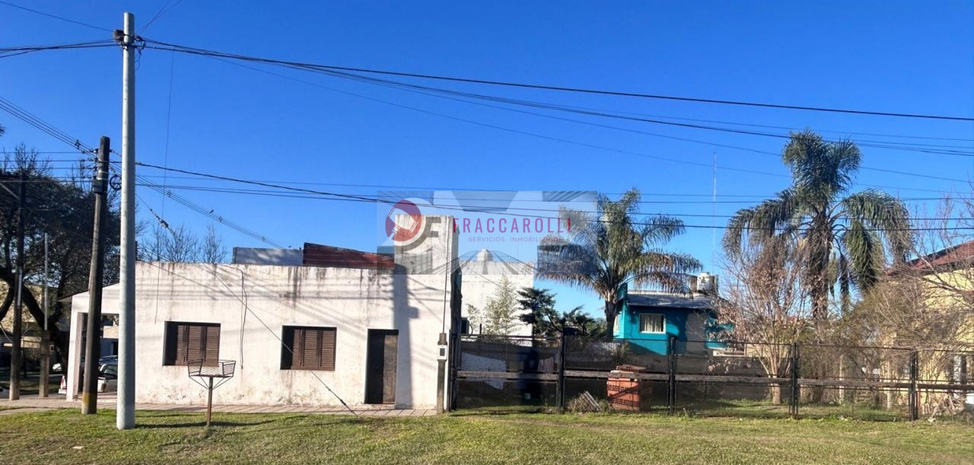Casa de dos dormitorios en esquina, factibilidad de PERMUTA.
