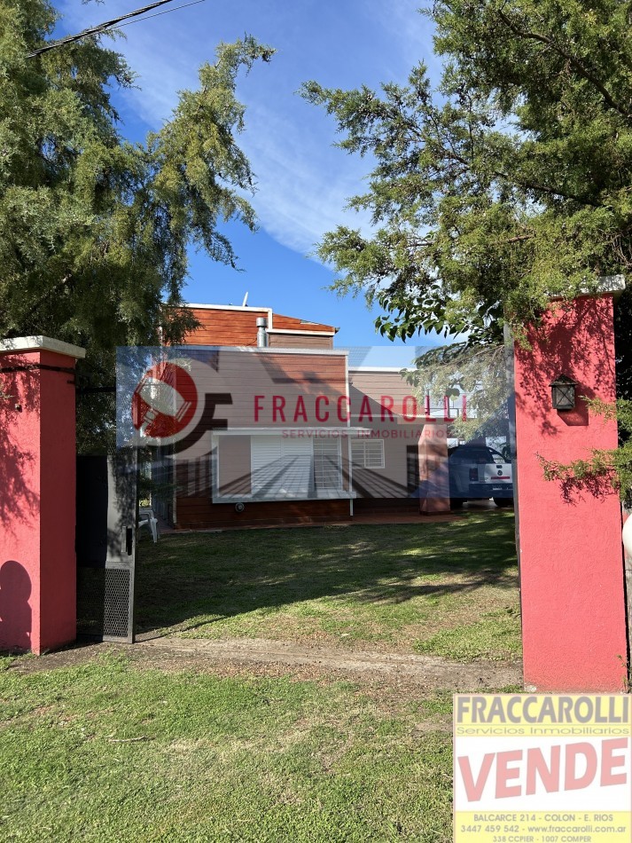 Casa nueva con pileta. Barrio San Juan I. Frente a la plaza.