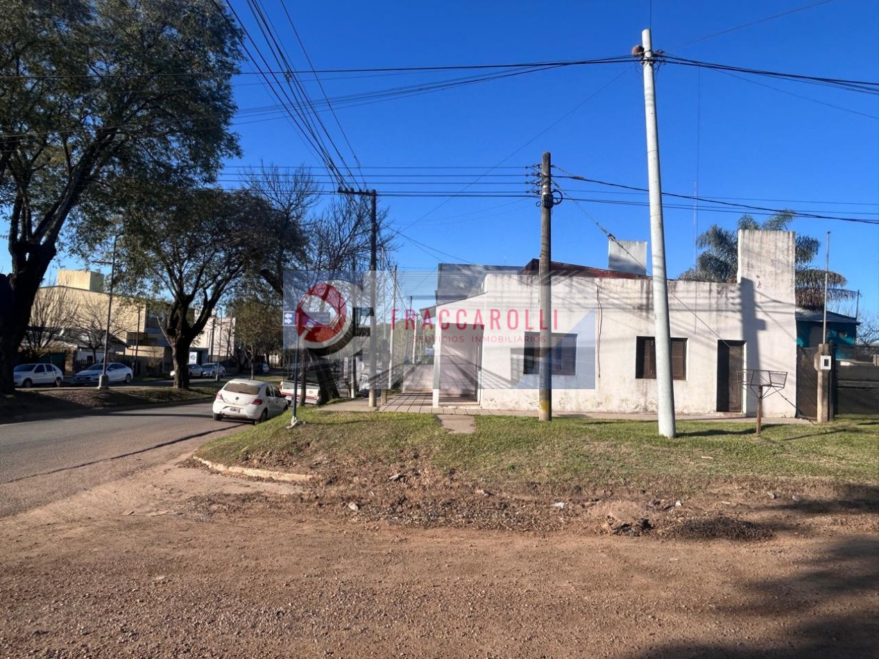 Casa de dos dormitorios en esquina, factibilidad de PERMUTA.