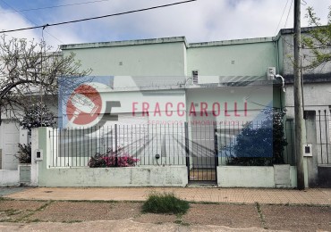 Casa de 2 dormitorios. Todos los servicios. Sobre asfalto. Zona Escuela Paso