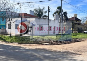 Casa de dos dormitorios en esquina, factibilidad de PERMUTA.